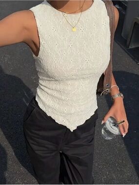 Sleeveless Cream Lace Point-Hem Tank Top
